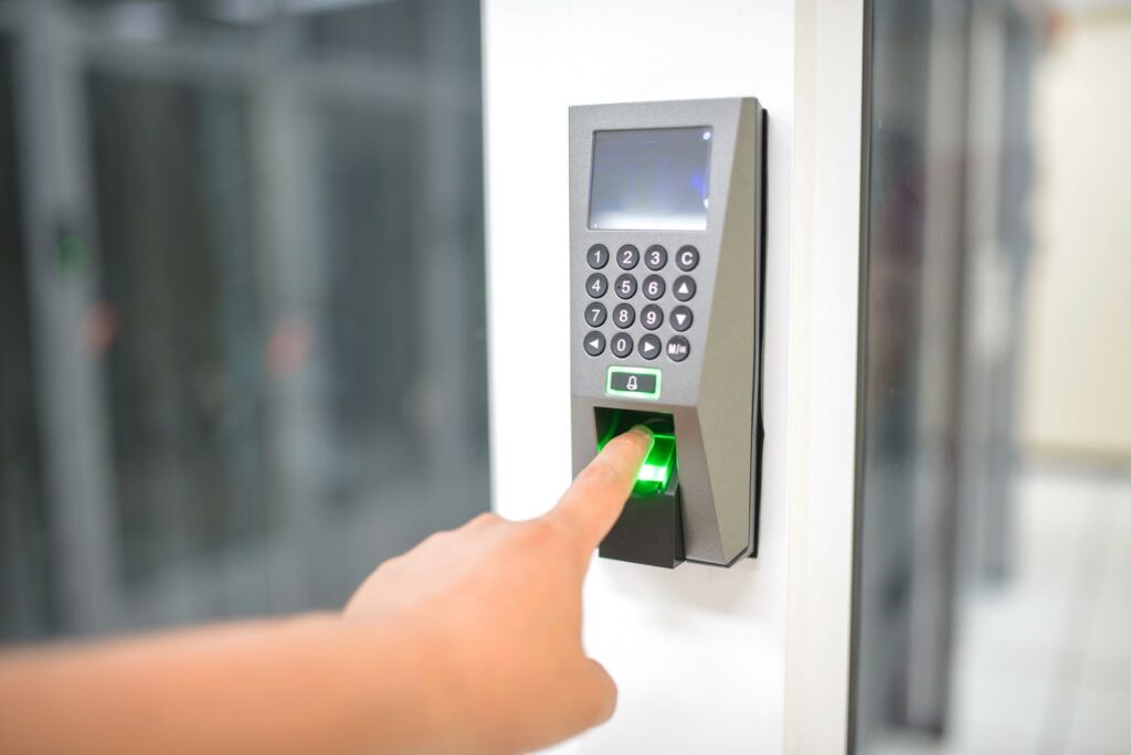 Leitor biométrico de digital controlando acesso a um data center