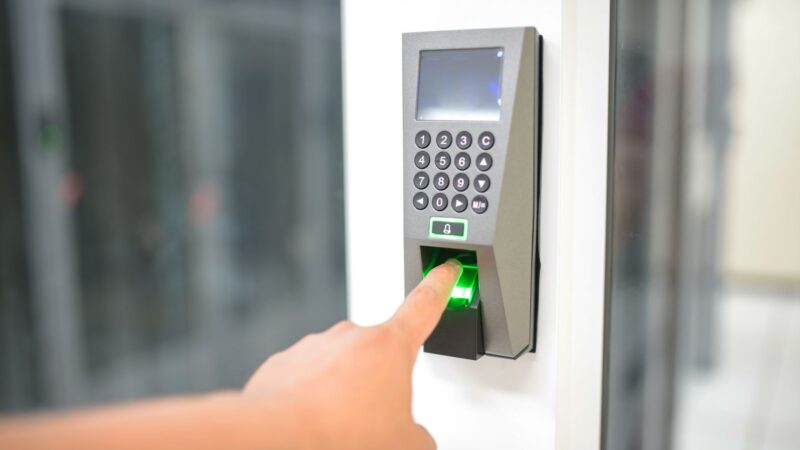 Leitor biométrico de digital controlando acesso a um data center