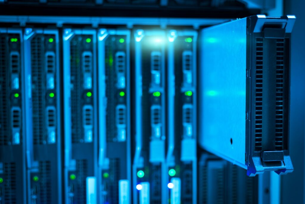 Rack de servidores em data center representando a migração para a nuvem