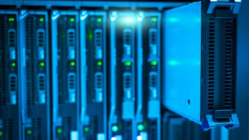 Rack de servidores em data center representando a migração para a nuvem