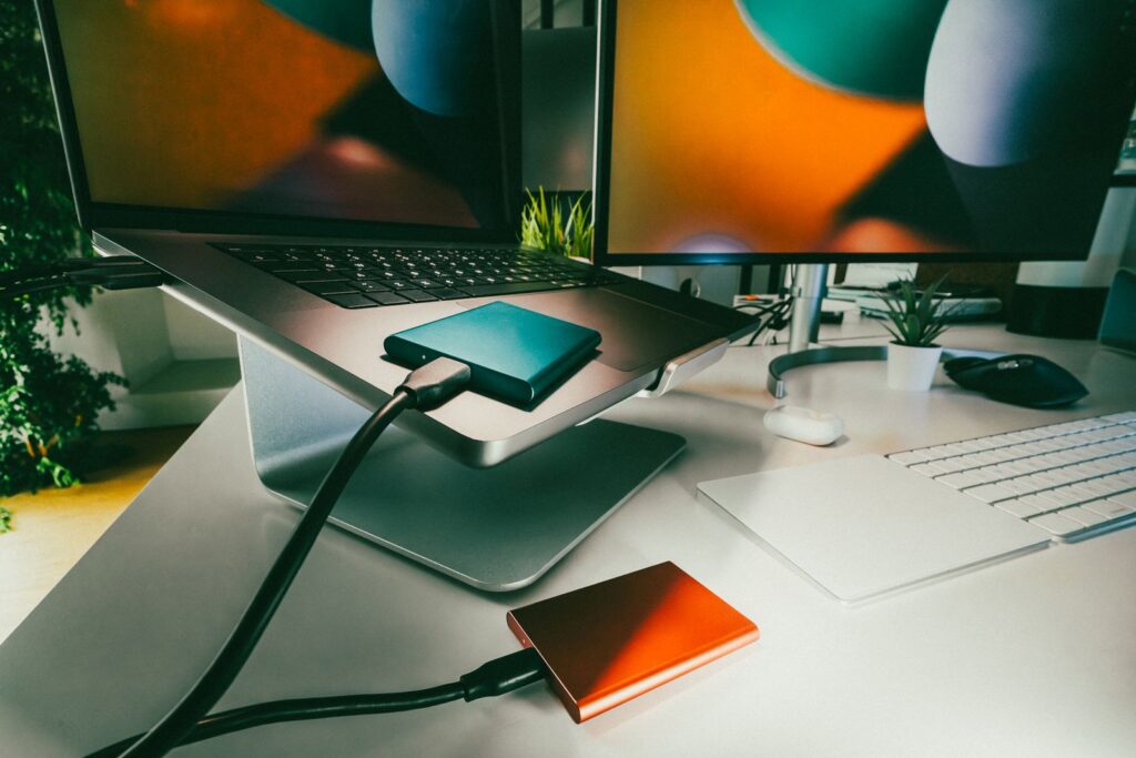 Disco rígido externo de backup conectado a um notebook