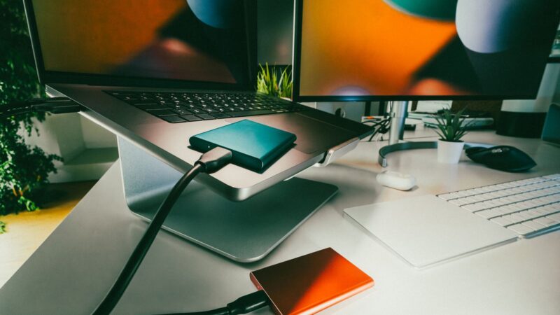 Disco rígido externo de backup conectado a um notebook