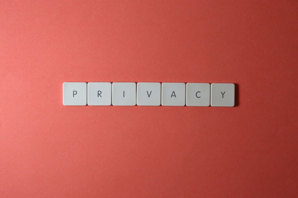 Teclas formando a palavra privacy, representando proteção de dados e LGPD