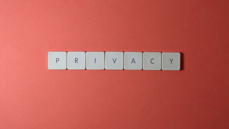 Teclas formando a palavra privacy, representando proteção de dados e LGPD