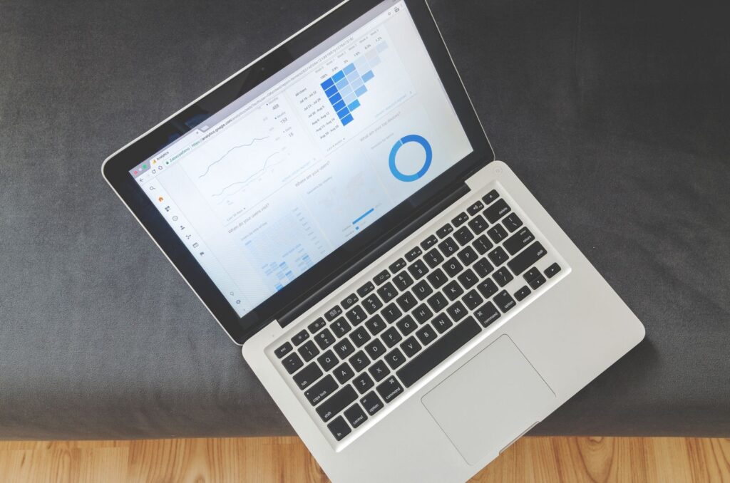 Notebook com painel de dados aberto, representando monitoramento e operação da nuvem