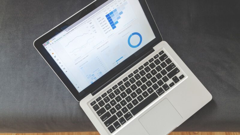 Notebook com painel de dados aberto, representando monitoramento e operação da nuvem