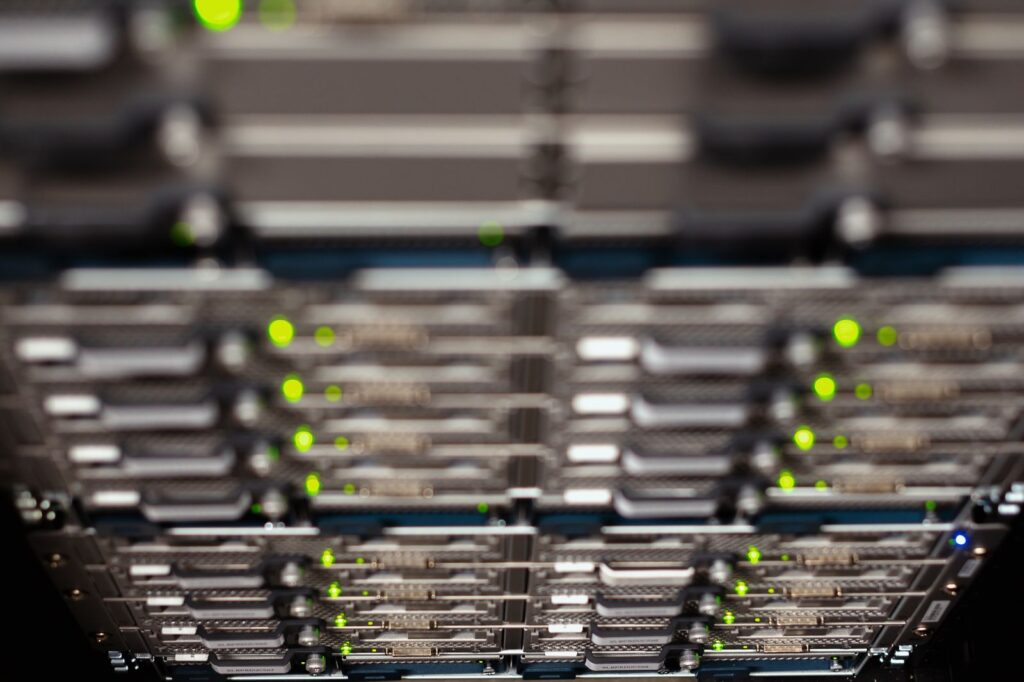 Visão superior de um switch de rede em rack, representando ativos digitais de infraestrutura