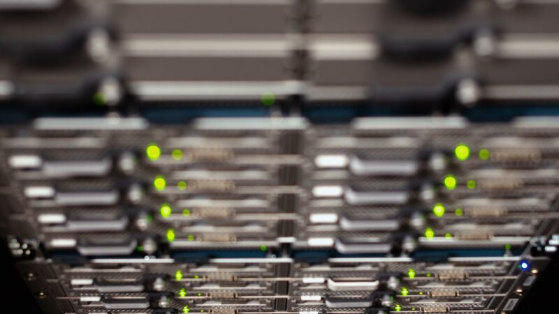 Visão superior de um switch de rede em rack, representando ativos digitais de infraestrutura